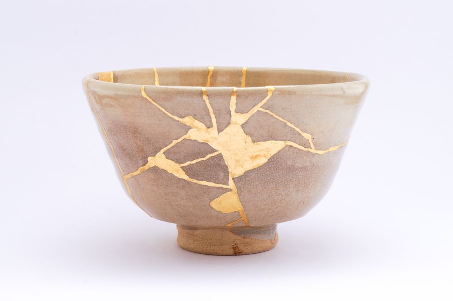 Kintsugi basics to repair chipped ceramics with gold. Workshop in