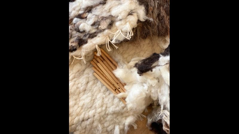 Loom pegs and woven fabric
