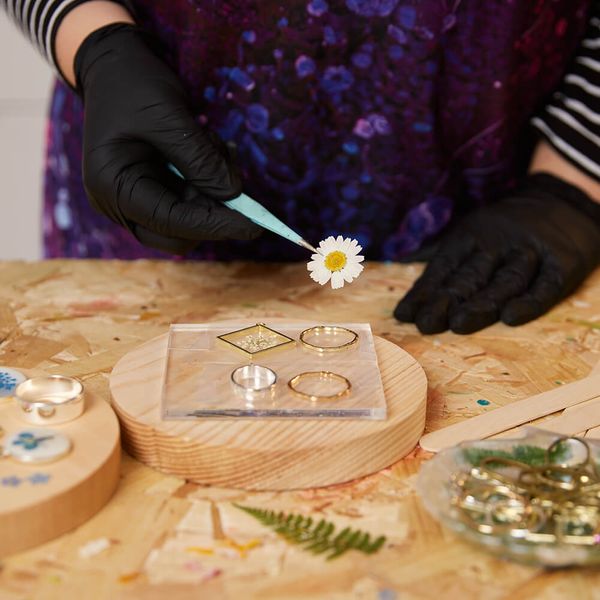 Preserve beautiful dried flowers in jewellery