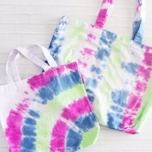 Tie dye tote bag example from Lauras Crafty Life