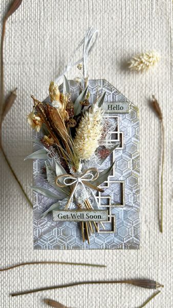 We will make such a lovely Tag for your loved ones: with dried flowers, embossed base and gold wax touch.