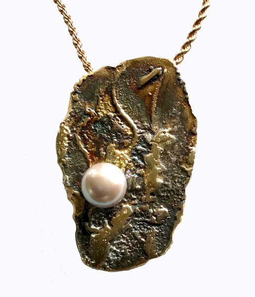 Gilded pendant with pearl.