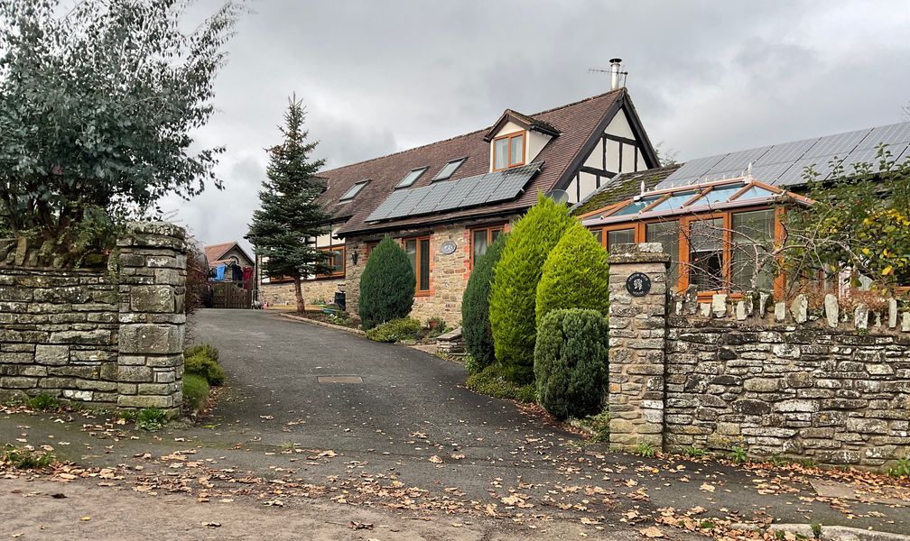 Arrow Weir House, where the course takes place, plenty of space to park on the drive.  Turn up Kingswood road, we are located 70 yards on the right.