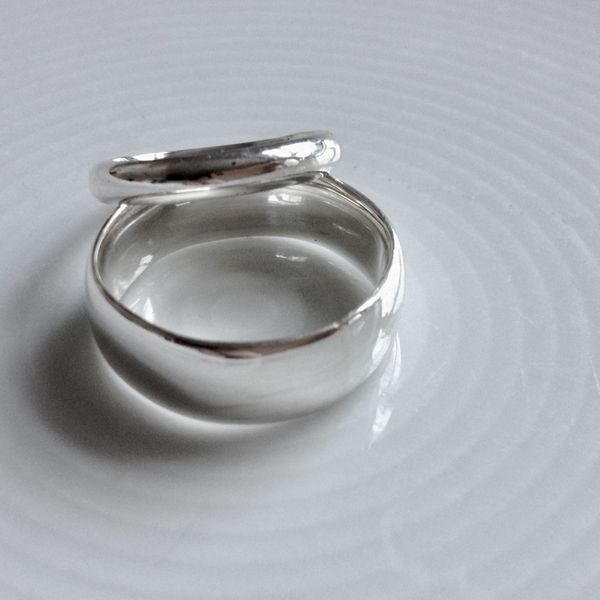 pair of silver wedding rings