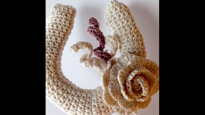 Wedding horshoe with crochet rose