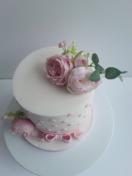 CAKE COVERING AND DECORATING 