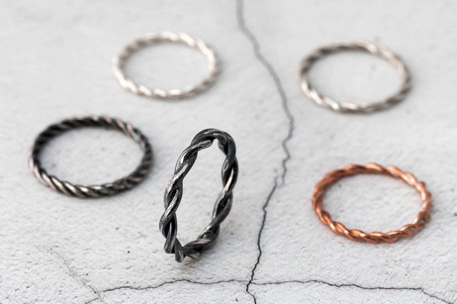 Twisted wire stacking rings