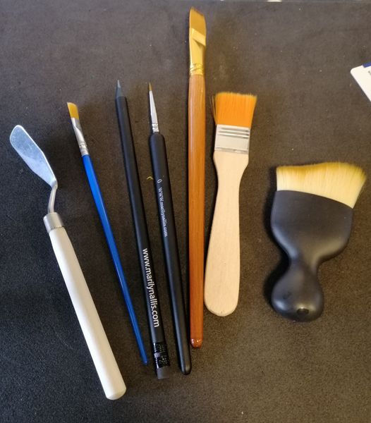 5 Brushes & pallette knife