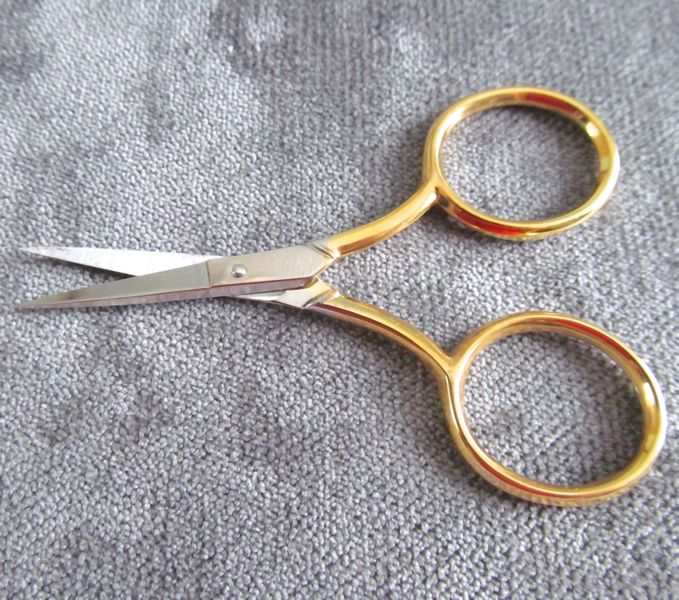 Delicate serrated edge scissors