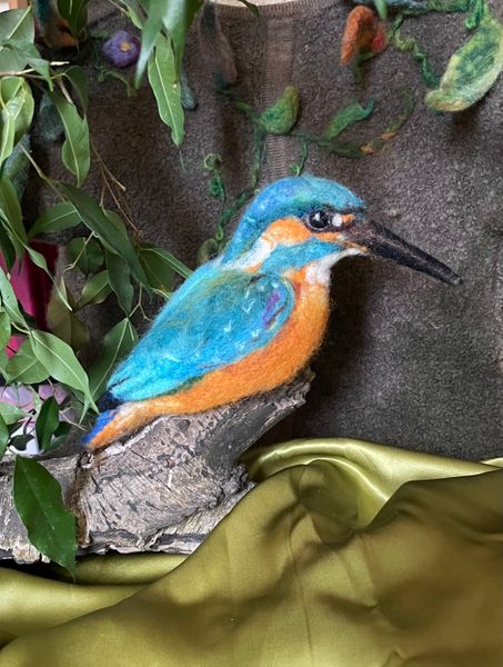 The vibrant king of the English water ways! Kingfisher needle felted by Cecily Kate who will teach you step by step how to make this beautiful bird! 