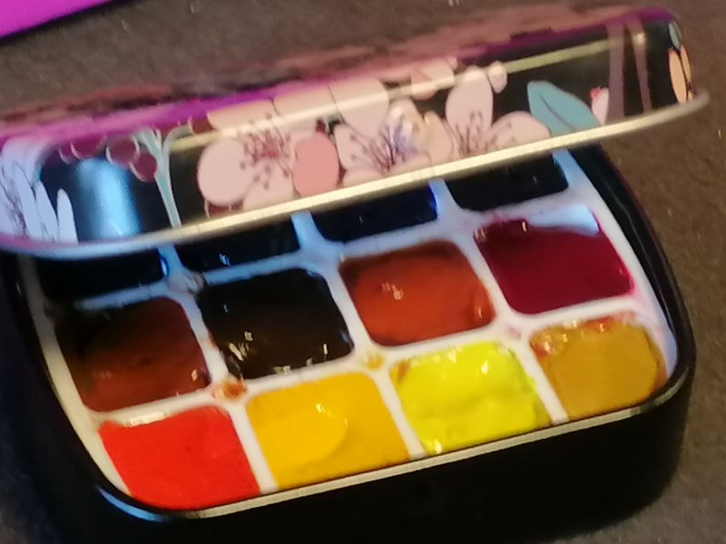 Artist quality paint in a tin