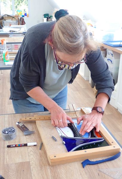 A customer assembling her first ever stained glass panel