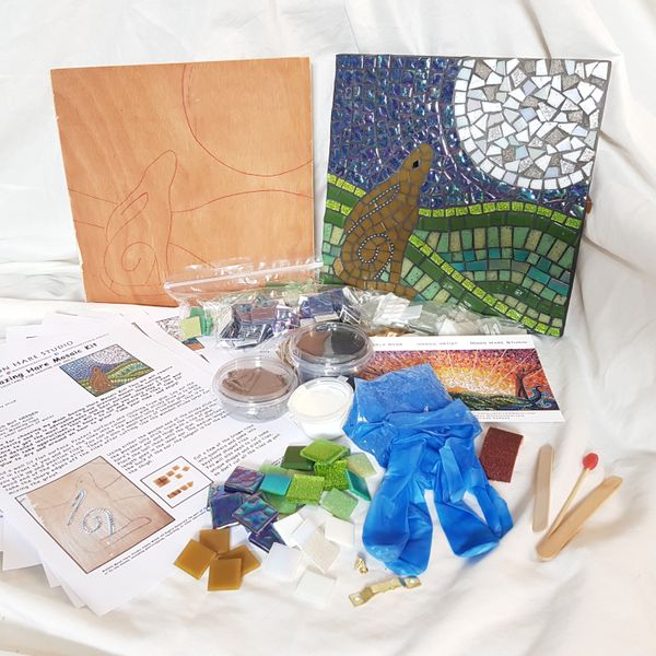 Contents of the kit and example of complete mosaic