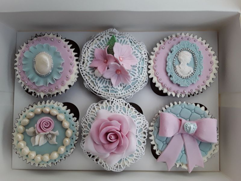 Six Vintage Cupcakes