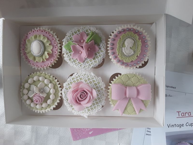 Six decorated cakes to take home