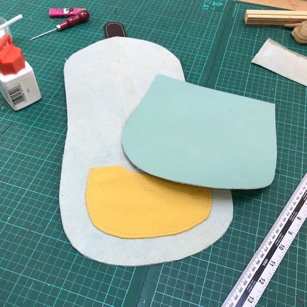 Saddle bag construction with pocket attached to back panel