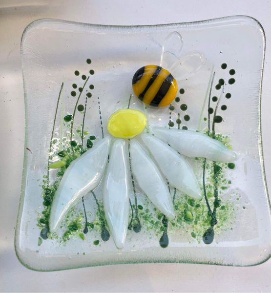 A gorgeous bee and daisy trinket dish 