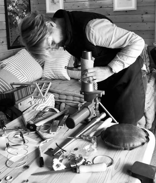Forming a bracelet on the mandrel