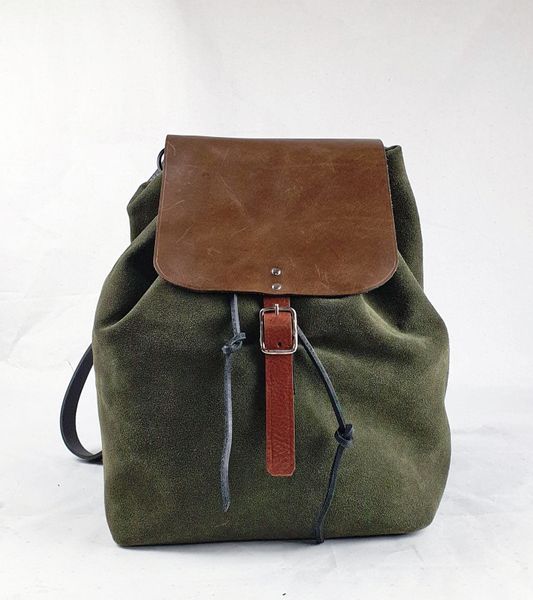 Bag in a Day backpack course. Front view of the backpack in green suede with grey vegetable tanned leather flap, tan leather details and silver hardware