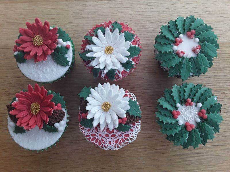 Six Cupcakes For Christmas
