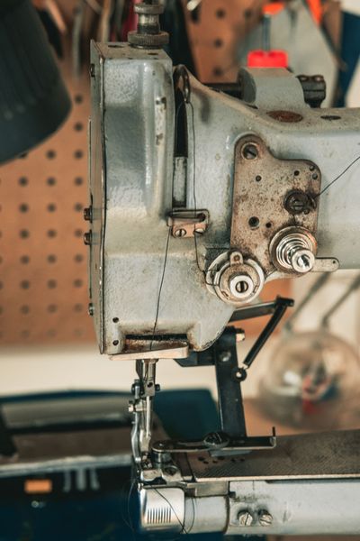 Professional industrial sewing machines to stitch your bag!