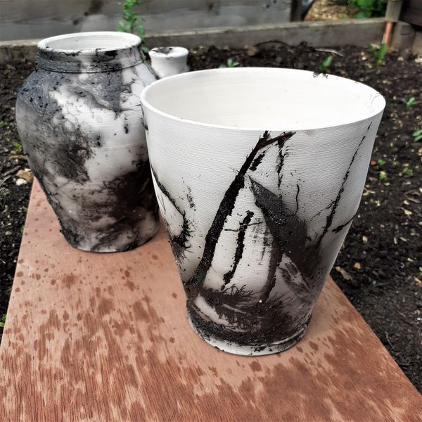 Lovely deep carbon marks achieved with this Naked raku process