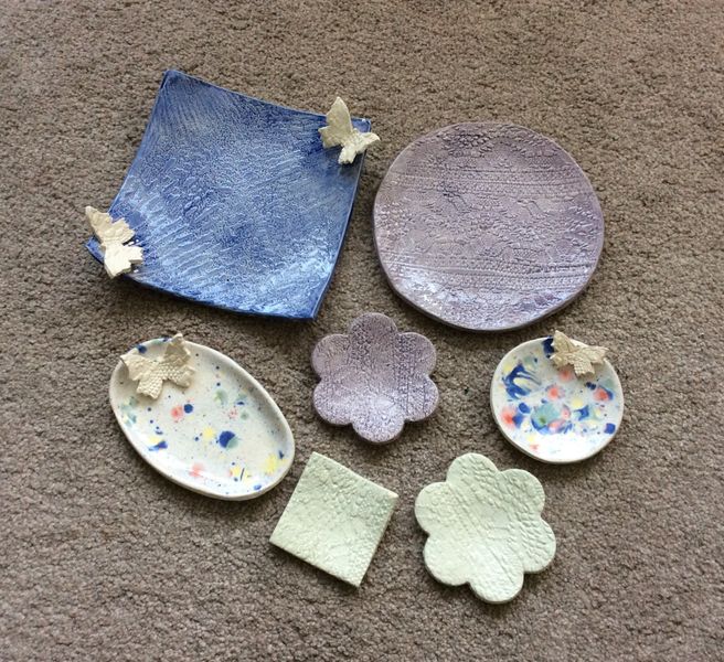 Small dishes with lace patterns and butterflies