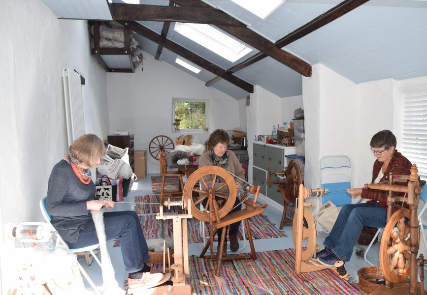 Spinning, weaving and dyeing courses, craft kits and handcrafted gifts