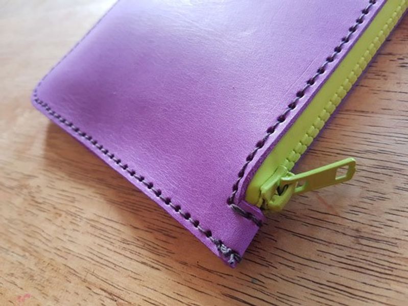 Do-it-yourself-bag-kit-Make-a-Bag-at-home-leather-course-Handmade-zip-pouch-CORNER-view-purple