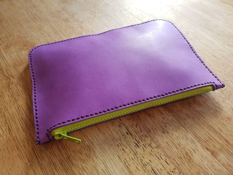 Do-it-yourself-bag-kit-Make-a-Bag-at-home-leather-course-Handmade-zip-pouch-back-view-purple-green