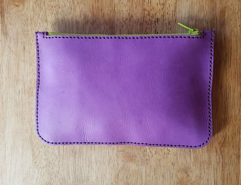 Do-it-yourself-bag-kit-Make-a-Bag-at-home-leather-course-Handmade-zip-pouch-back-view-purple