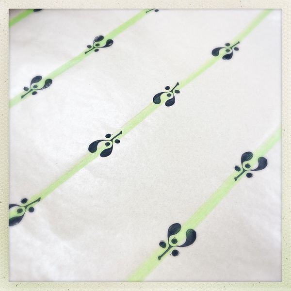Simple and effective wrapping paper. Fully recyclable