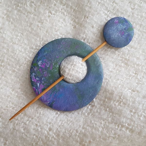 Blended 'heather' colours feature on this shawl pin.