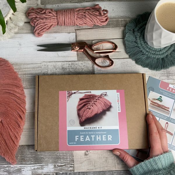 Bergin & Bath Macrame feather kit - Pink