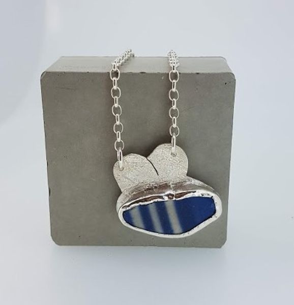 silver bumble bee with stripy blue and white sea ceramic setting