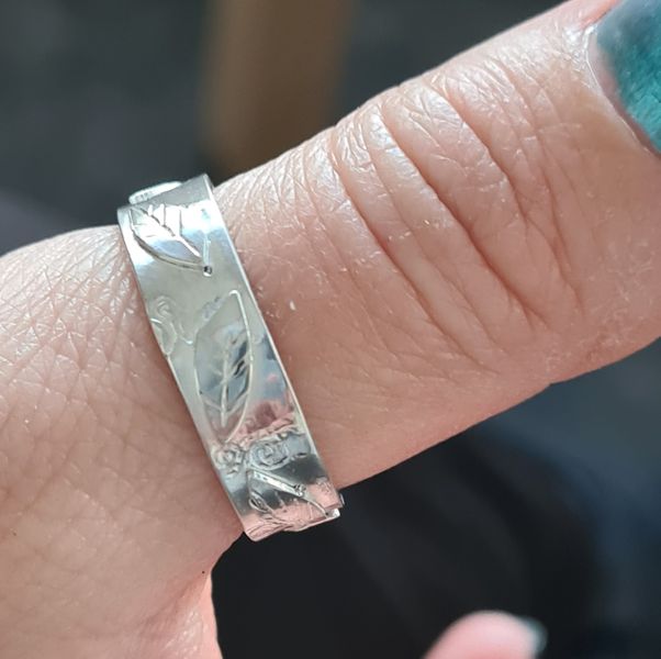 ring with leaf design