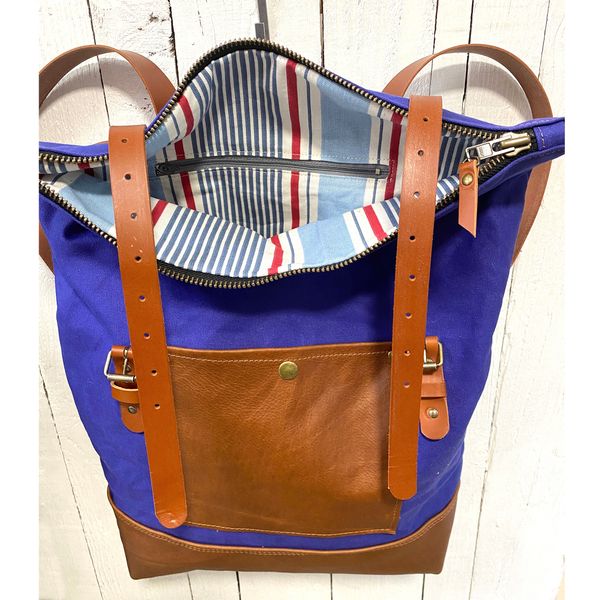 Rucksack with striped lining