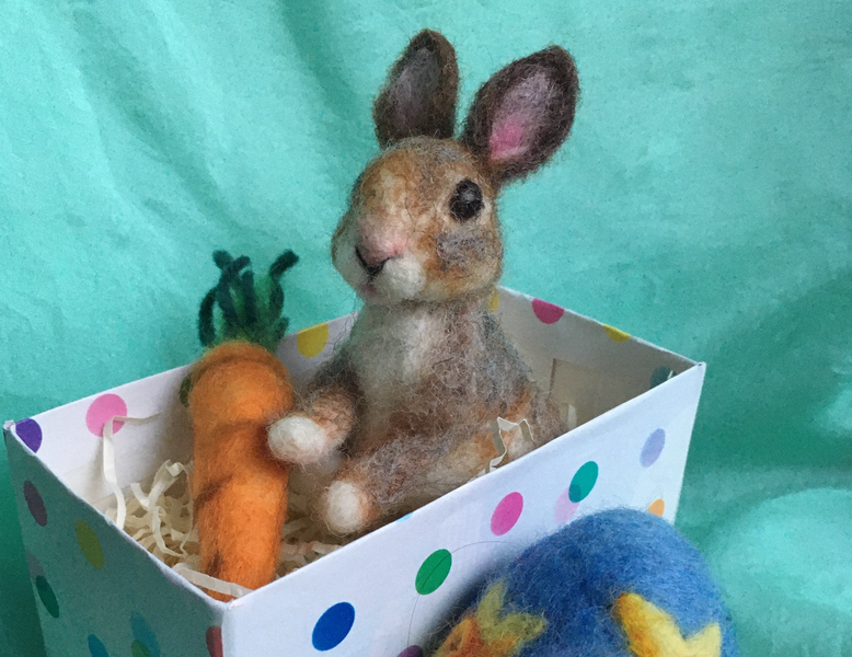 You can felt a baby bunny and carrot as a healthy Easter gift!