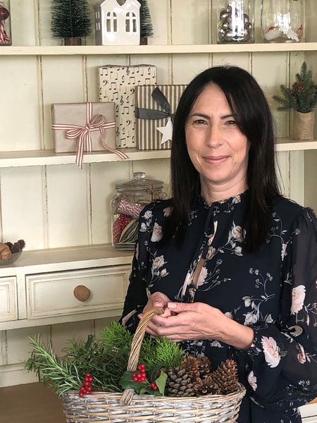 Gift Wrapping Specialist, Jo Thompson will teach you a variety of techniques and share her tips and hacks for saving time and money without compromising on how gorgeous your gifts look!