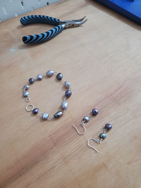 Shades of grey pearl bracelet and earrings
