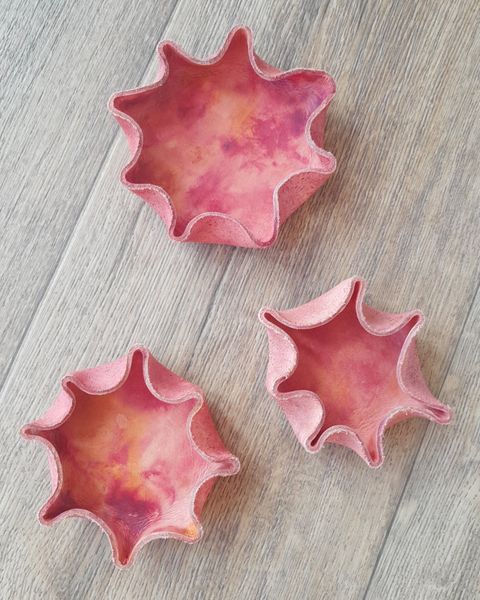 Wet moulded trinket bowls, one of many items you can make on this fun marbling workshop.