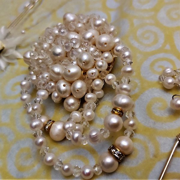 BEAUTIFUL BROOCH CREATED WITH PEARLS AND DIAMANTE RONDELLES