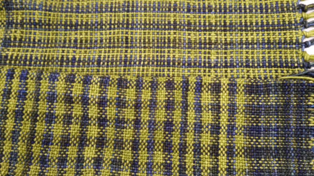 Patterned scarf weaving