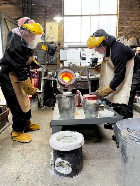 Pouring bronze 