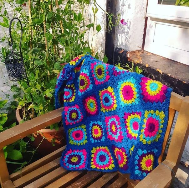 Sunburst blanket - not quite suitable for beginners but it's possible!