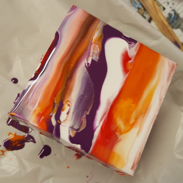 Make artwork with epoxy resin at Resin8