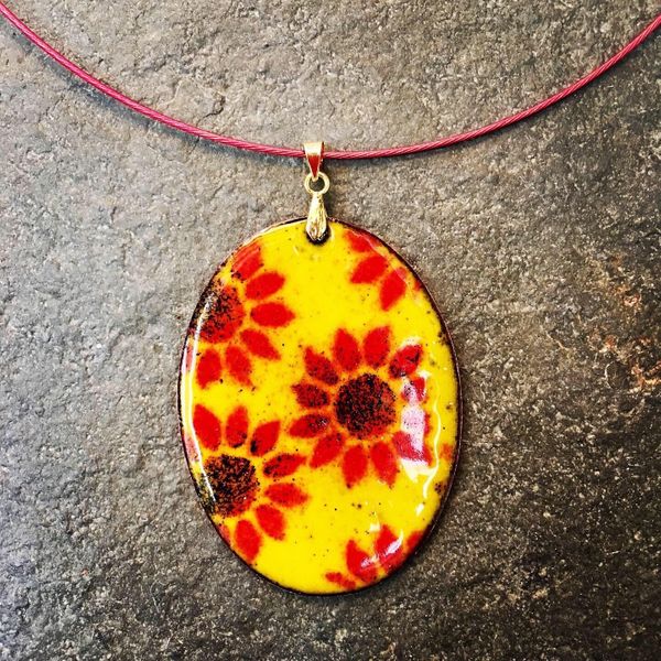 A sunny, warm enamelled flower pendant!
