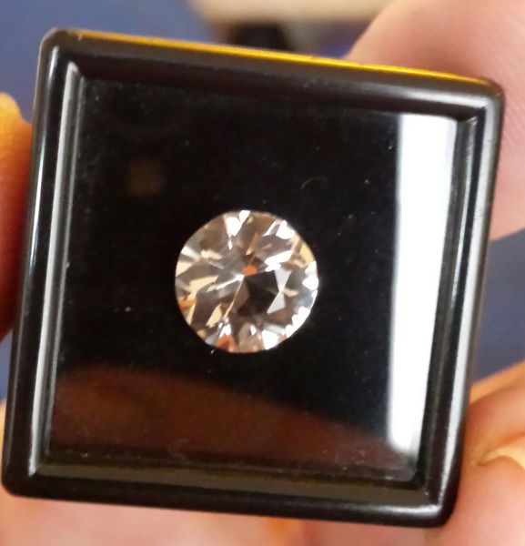 Golden topaz standard round brilliant