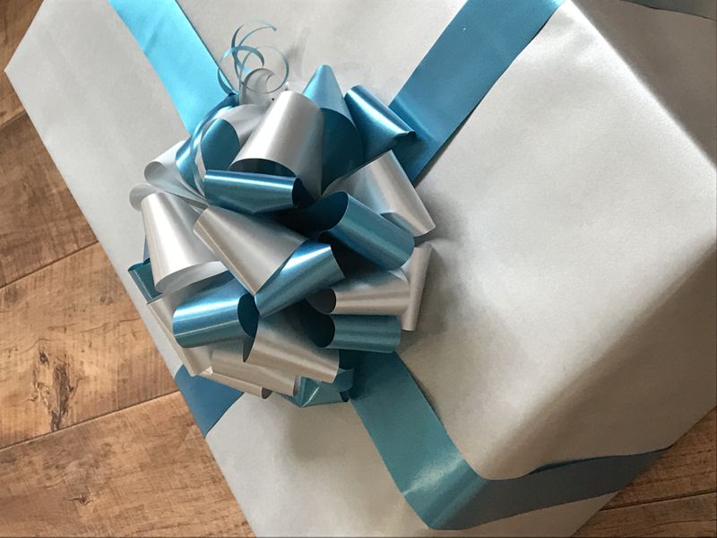 How to make a bow in gift wrapping