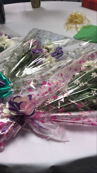 How to gift wrap flowers in cellophane